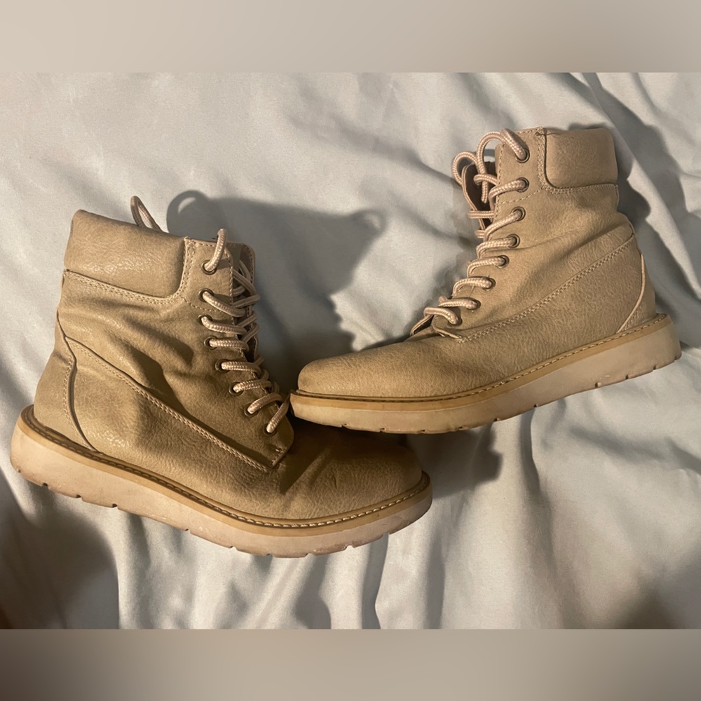 Cliffs by white mountain boots